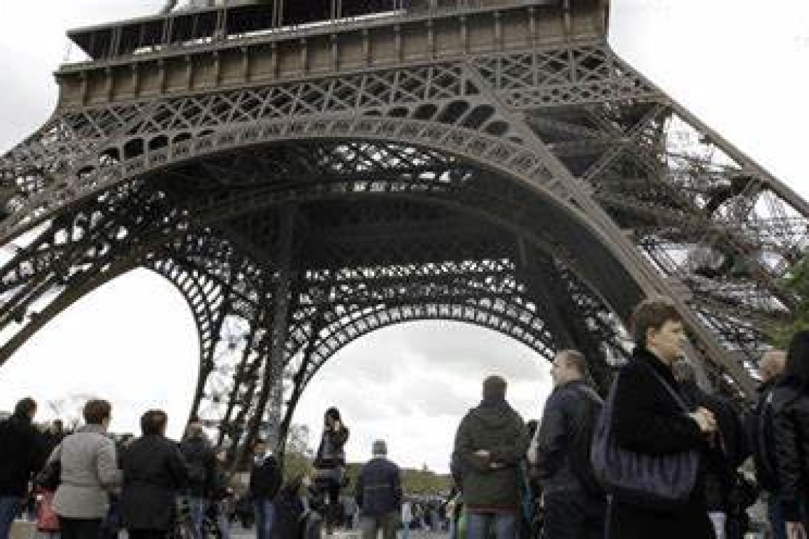 Mystère autour des cercueils déposés à la tour Eiffel